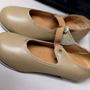 NWOT Capezio tap shoes